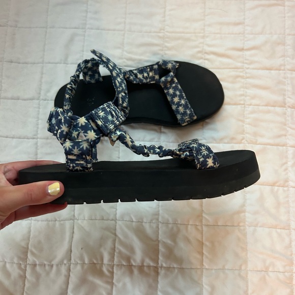 Universal Thread Blue Patterned Velcro Sandals - Picture 2 of 4